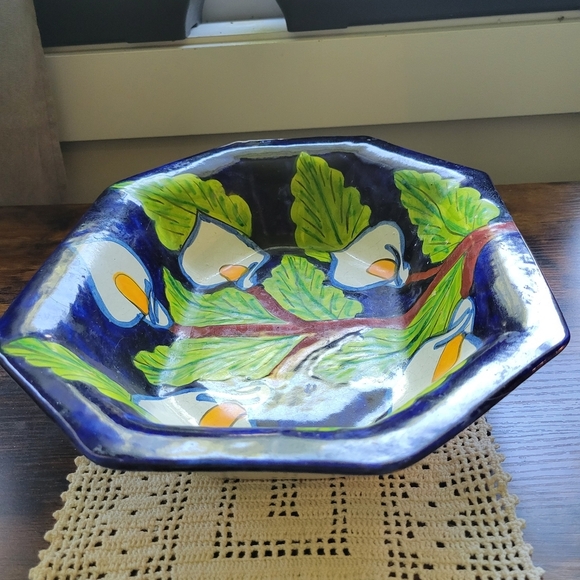 Handcrafted Ceramic Bowl with Leaf Design - Picture 5 of 7